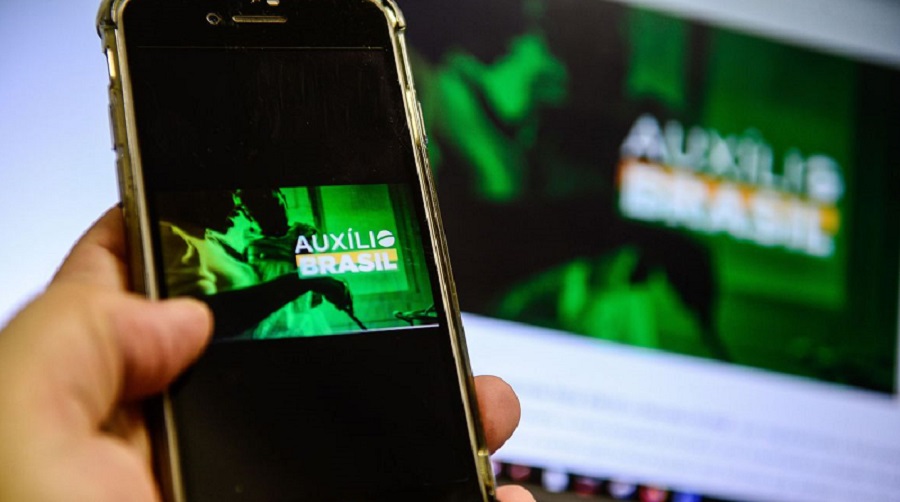 Lula cogita cartão de débito para todos que ganham Auxílio Brasil