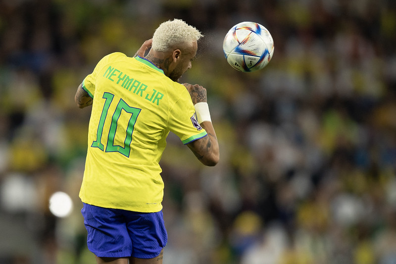 Após cogitar saída, Neymar deve seguir defendendo a seleção brasileira