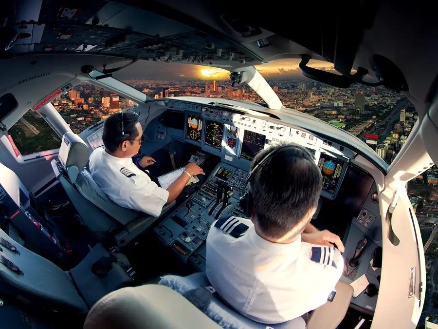 Pilotos e comissários aprovam greve a partir do dia 19