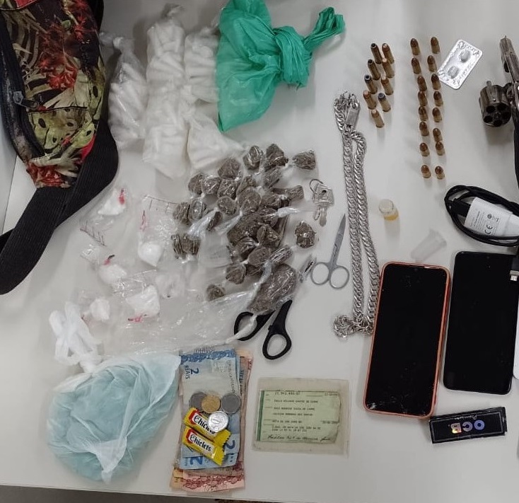 Pistola e revólver são apreendidos após briga generalizada em Arembepe