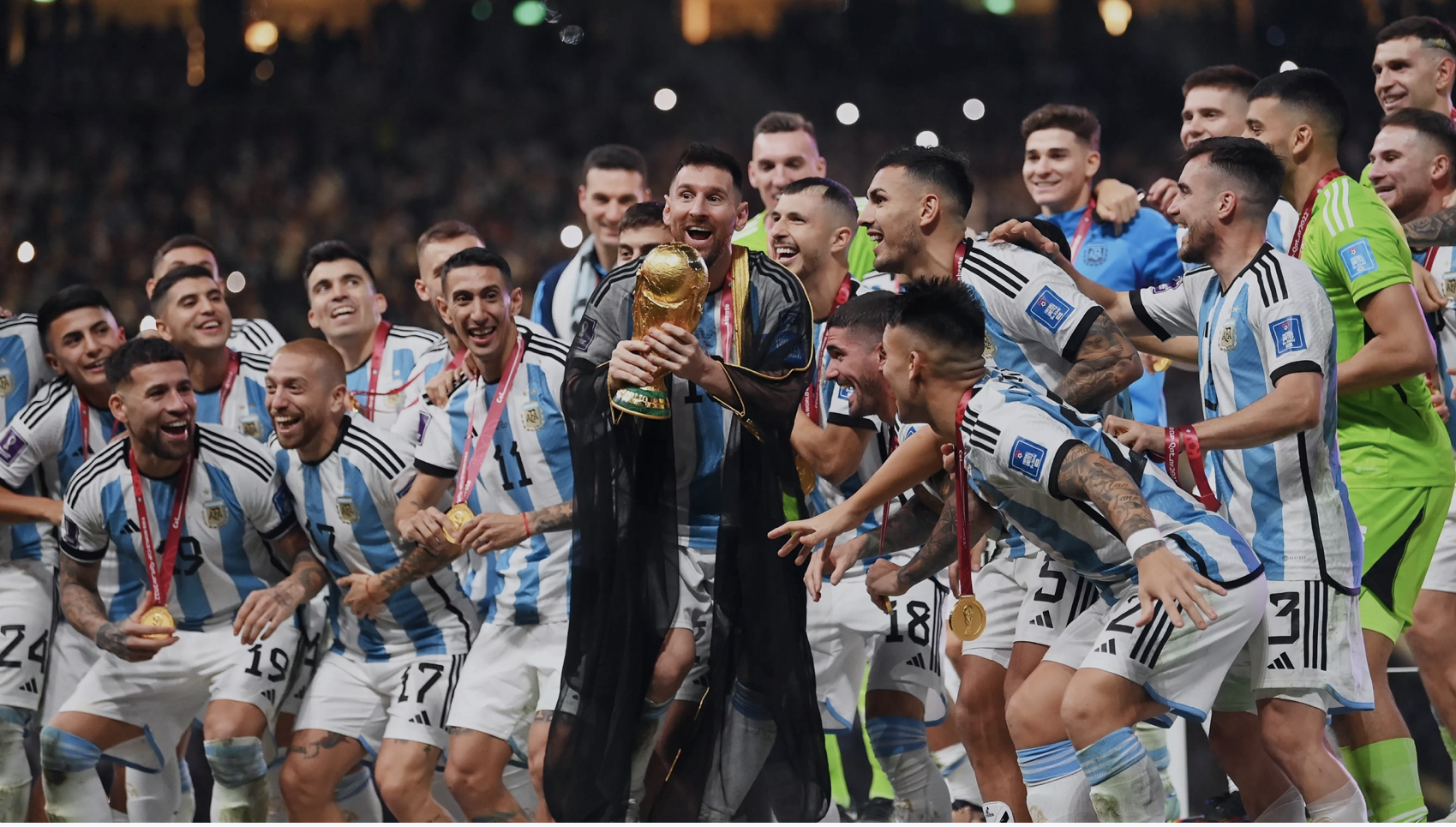 Argentina bate França nos pênaltis, conquista o tri e eterniza Messi como o gênio de uma geração