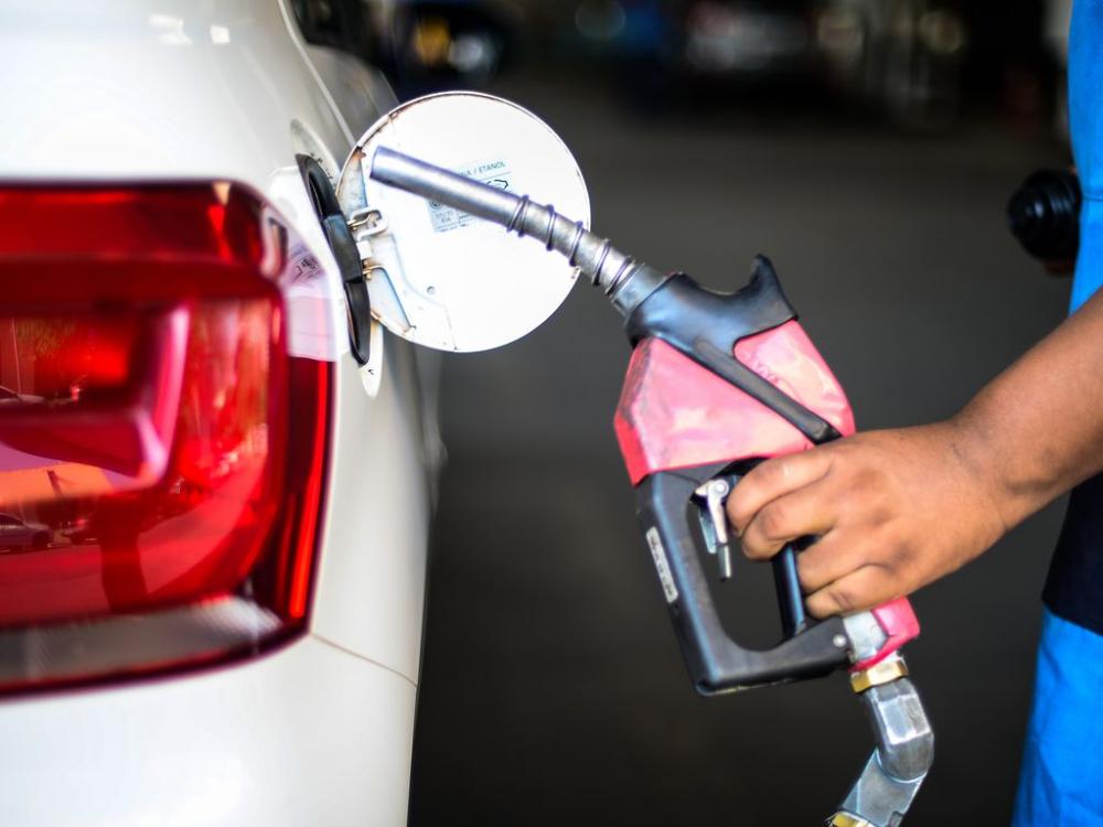 Preço da gasolina tem queda de 1,4% e fica abaixo de R$ 5 