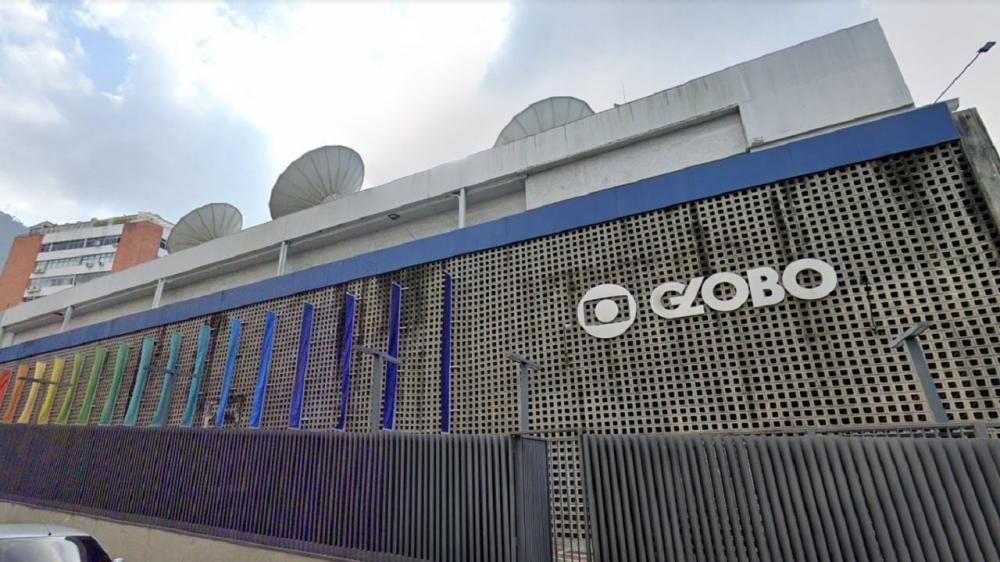 Bolsonaro recua e renova concessão da Globo por mais 15 anos