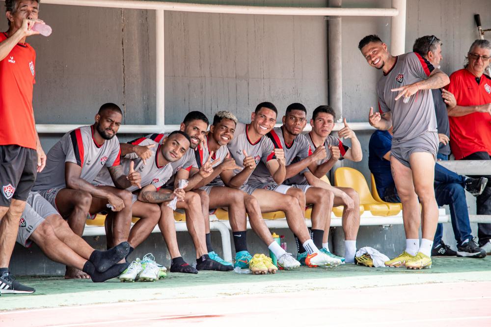 Vitória busca contratação de atacante de beirada e lateral