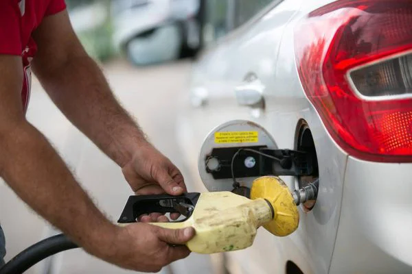 Preço da gasolina recua pela 5ª vez seguida e fica abaixo dos R$ 5