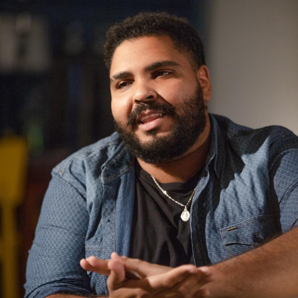 Paulo Vieira é vítima de mensagens racistas e expõe nas redes sociais