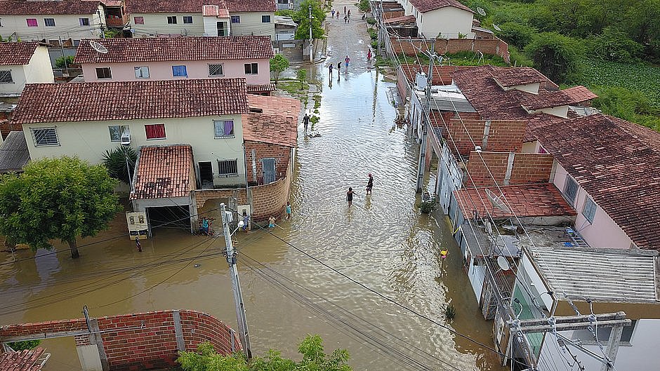 Mais cidades cancelam festas de Réveillon por enchentes no Sul da Bahia