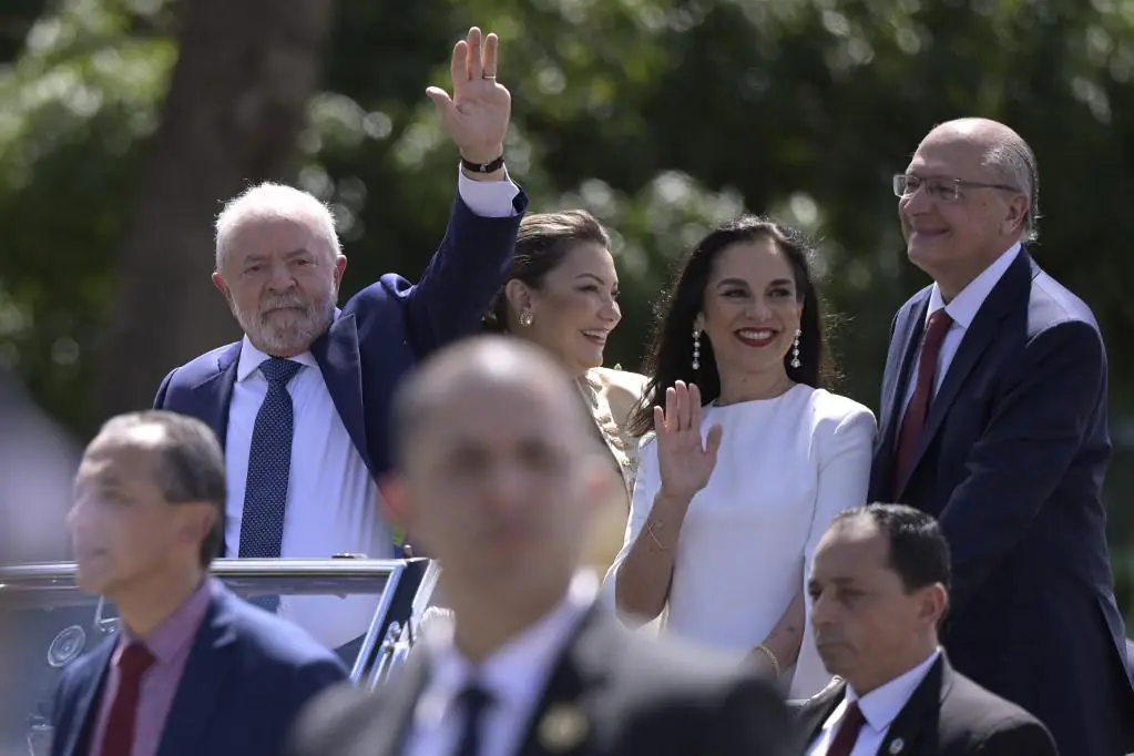 Lula chama teto de gastos de 'estupidez' e promete revogá-lo 