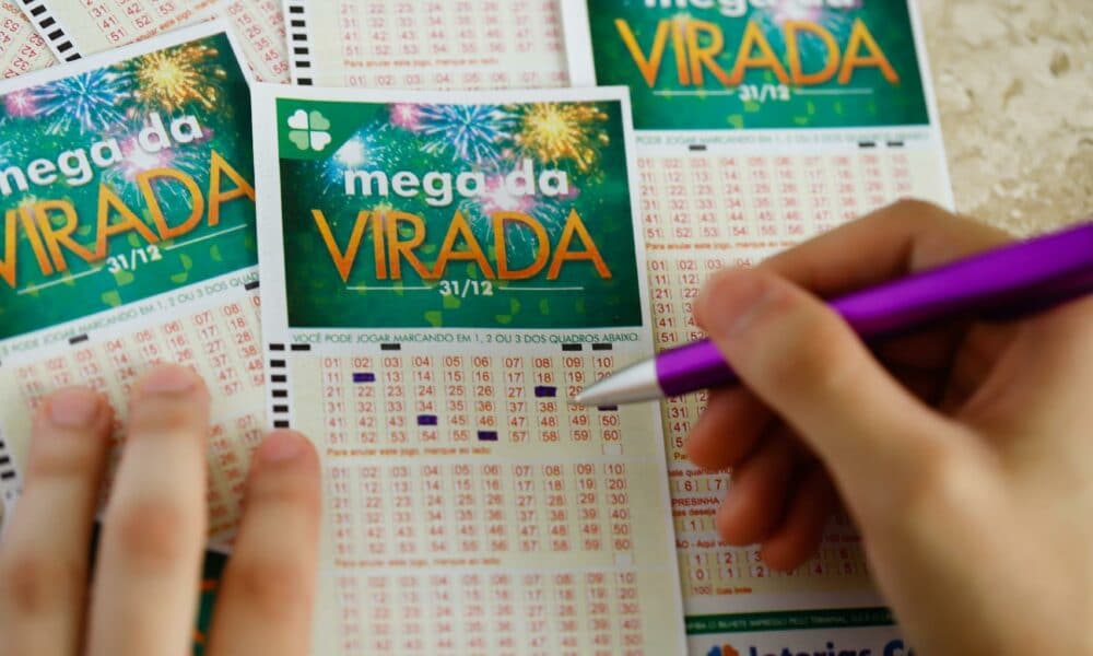 Cinco apostas dividem prêmio histórico da Mega da Virada