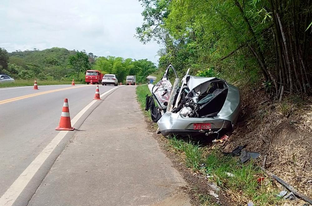 Taxista morre e carona fica ferido após carro ser atingido por carreta na BA-093 