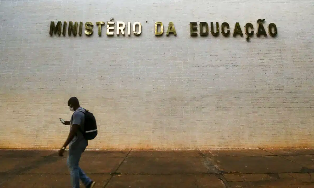 MEC revoga portaria sobre a abertura de cursos de medicina