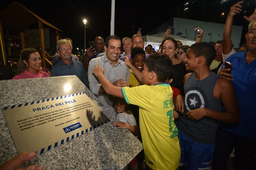 Em homenagem ao rei do futebol, praça Rei Pelé é inaugurada no Imbuí