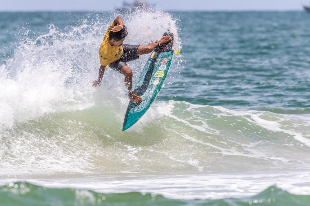 Praia do Forte sedia circuito de surfe profissional com premiação de R$ 10 mil 