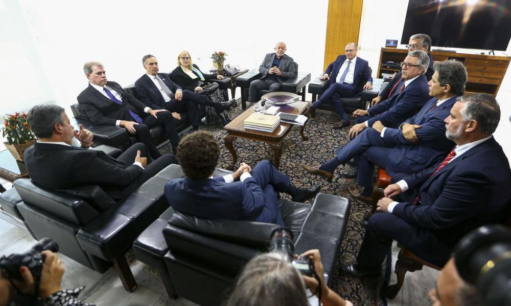 Em nota, presidentes dos Três Poderes chamam atos de 