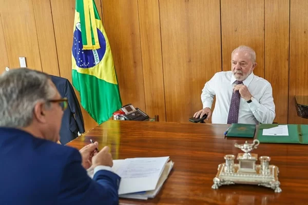 Lula proíbe ministros de entrar com celular no gabinete presidencial