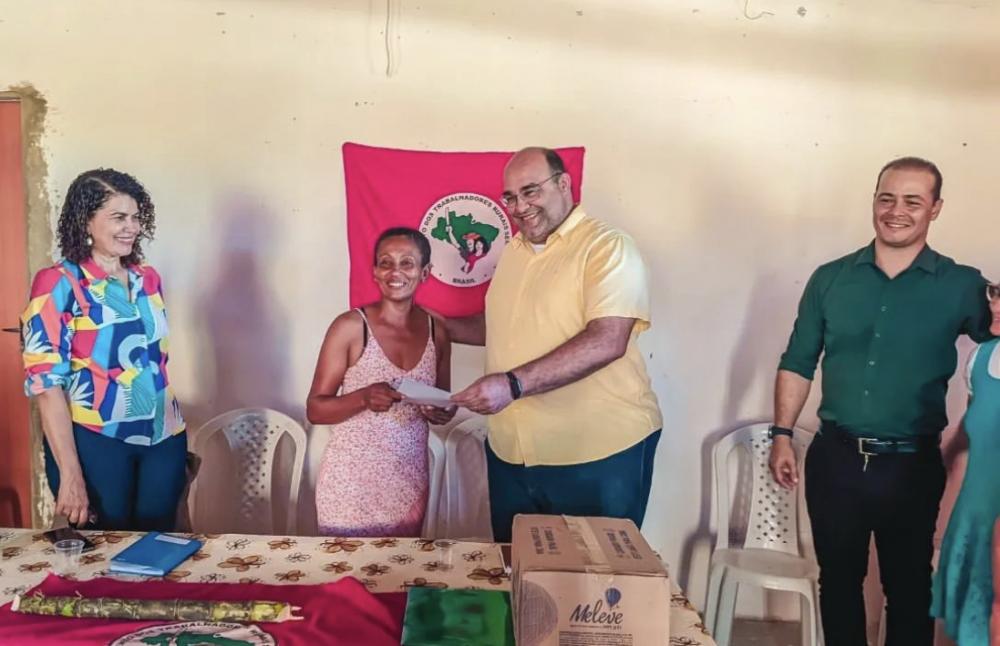 Alberto Castro entrega caixa d'água de 10 mil litros à comunidade rural 