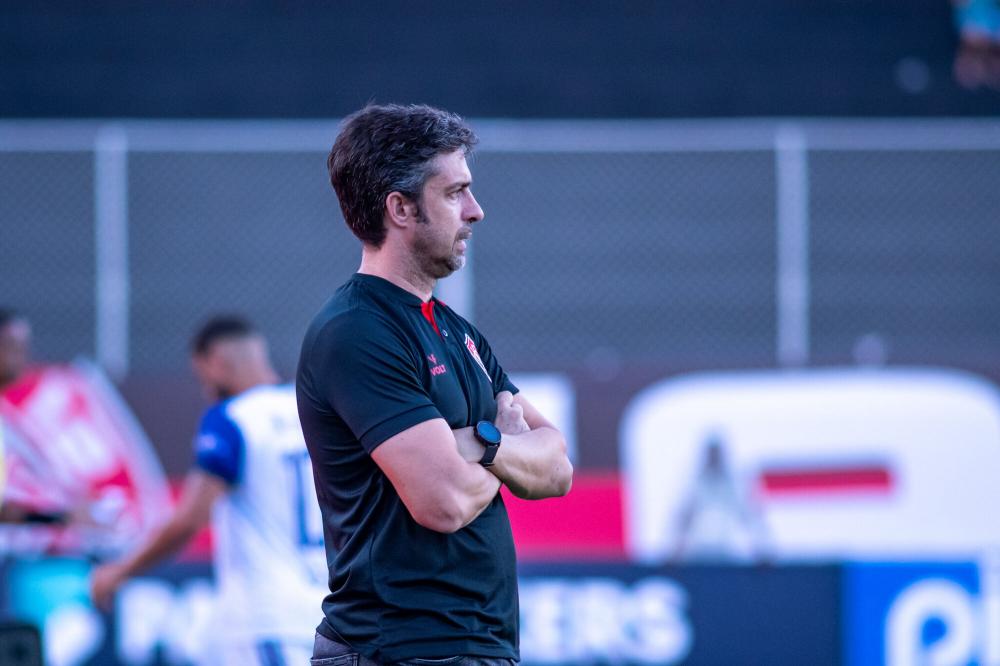 Após sofrer goleada, João Burse pede desculpas ao torcedor do Vitória