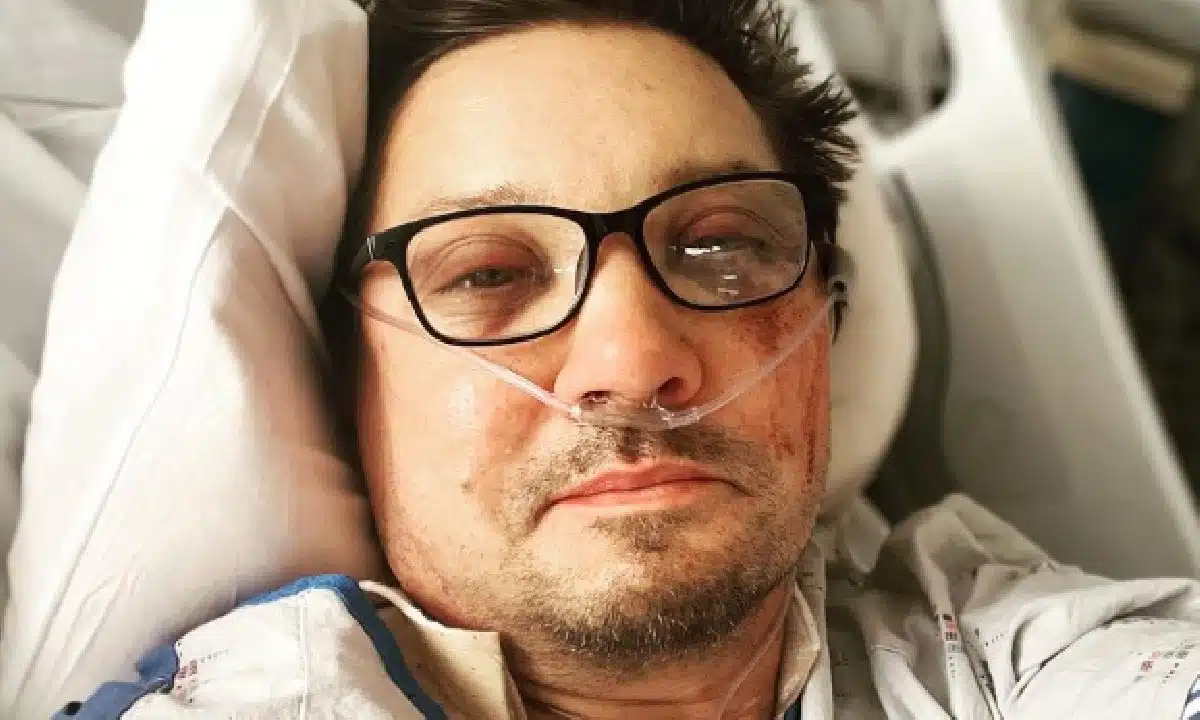 Jeremy Renner, ator da Marvel, recebe alta após grave acidente: ‘Em casa’