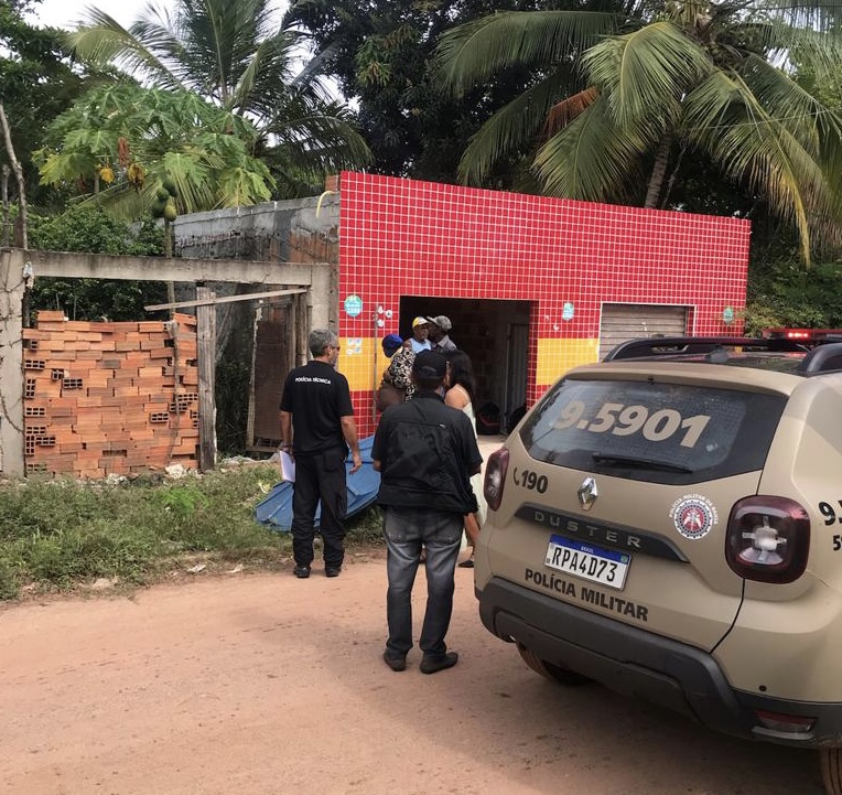 Idoso é encontrado morto dentro de casa em Arembepe