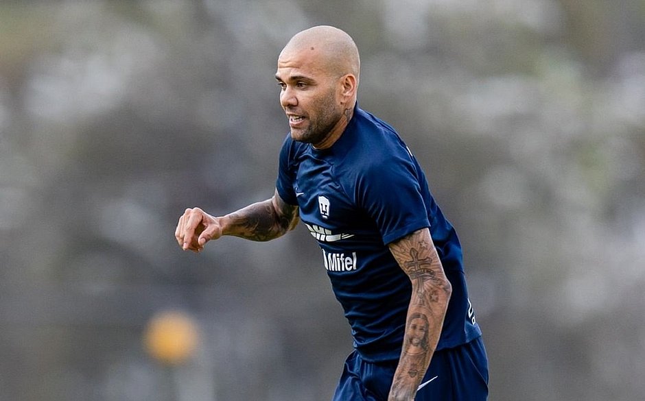 Pumas rescinde contrato de Daniel Alves após prisão na Espanha