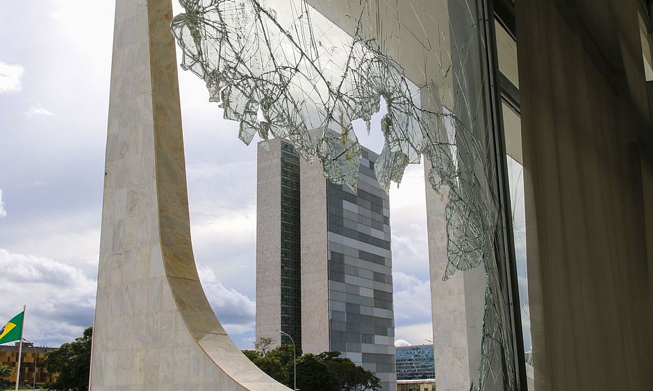 Justiça bloqueia R$ 18,5 milhões de financiadores de atos golpistas no Brasil
