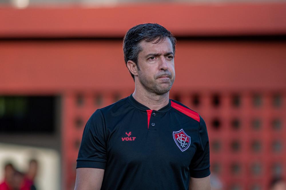 Mesmo com sequência ruim, João Burse é mantido no Vitória