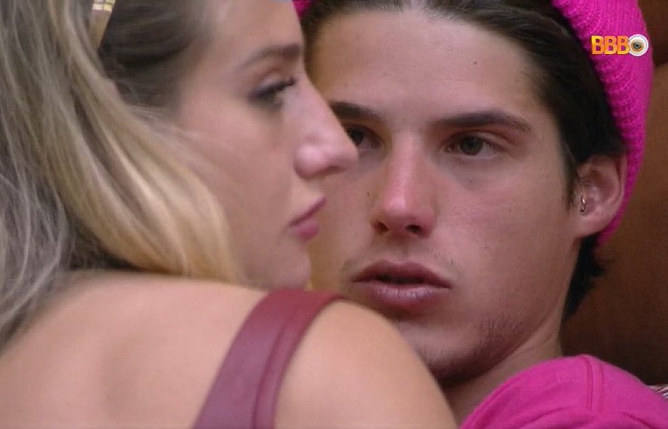 Tadeu Schmidt alerta sobre relação tóxica no BBB 23: 'antes que seja tarde'