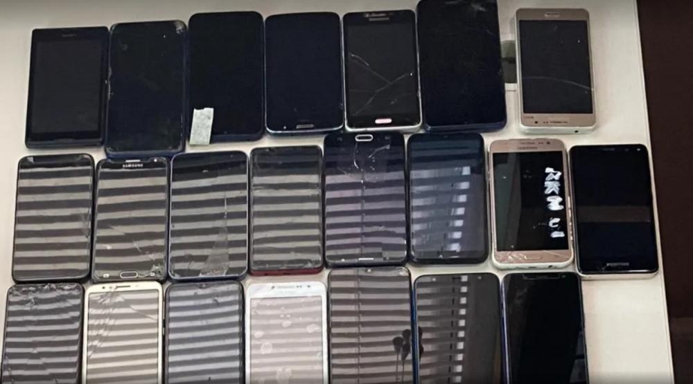 Sacolas com 40 celulares que seriam arremessadas no Presídio de Salvador são apreendidas pela polícia