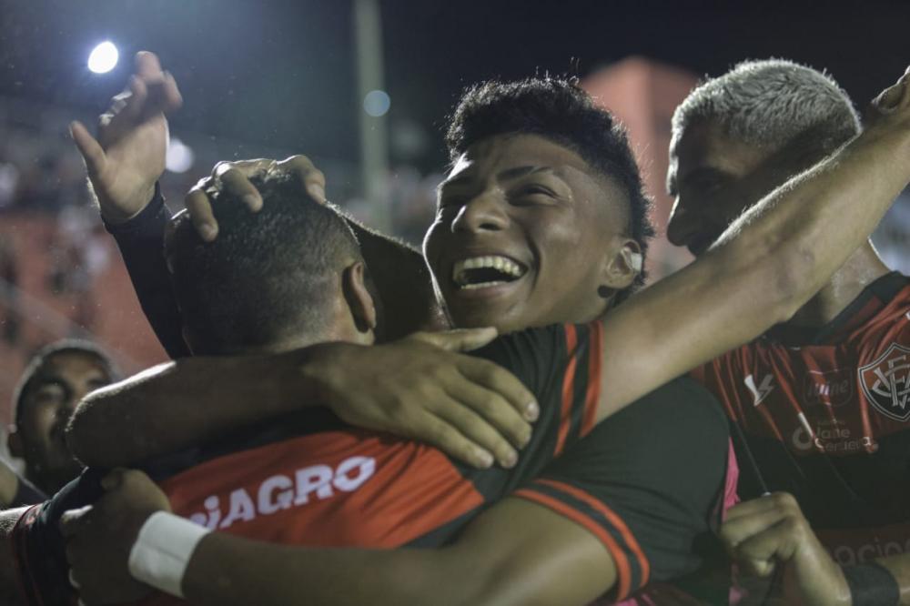Vitória vence o Doce Mel e chega no clássico com moral