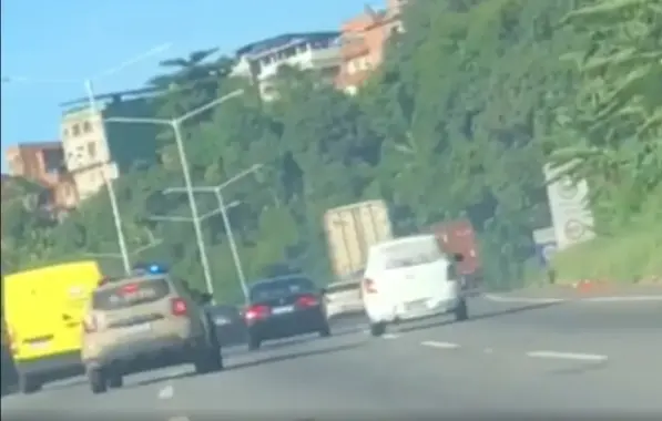 Perseguição policial em Salvador termina com batida e carro pega fogo; dono do veículo foi feito refém