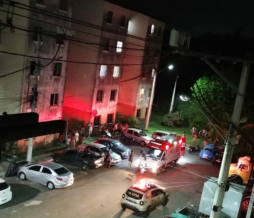 Menina de 10 anos se desequilibra e cai do 3º andar de prédio em Simões Filho