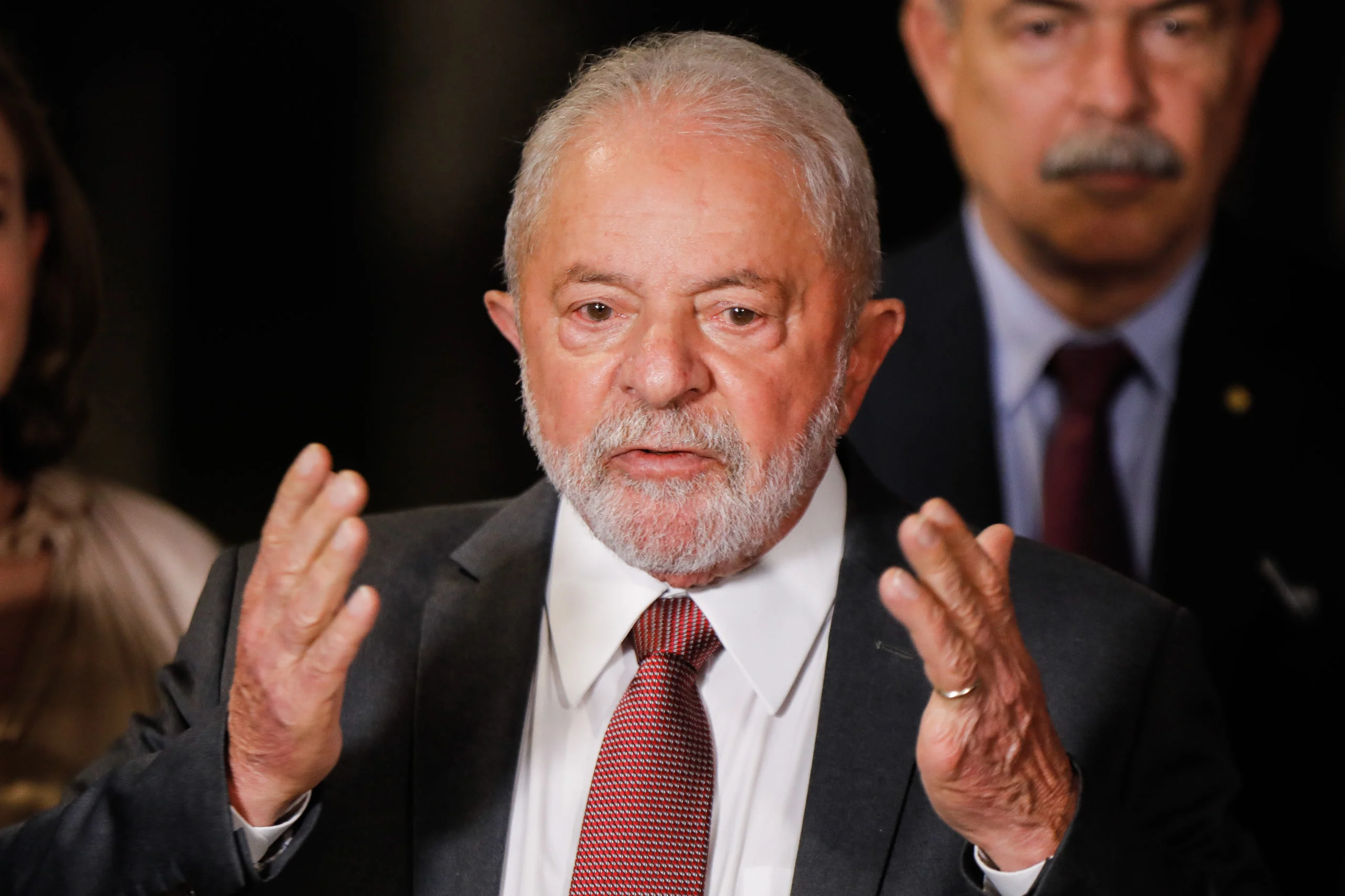 Após demissões, Lula nomeia 122 militares para cargos no GSI