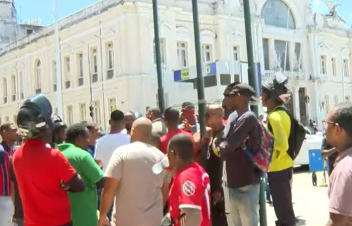 Motociclistas fazem protesto em Salvador por regulamentação de transporte por app
