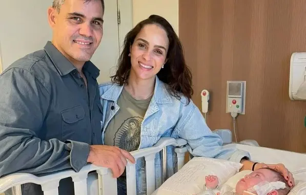 Após sete meses internada, filha de Juliano Cazarré recebe alta hospitalar