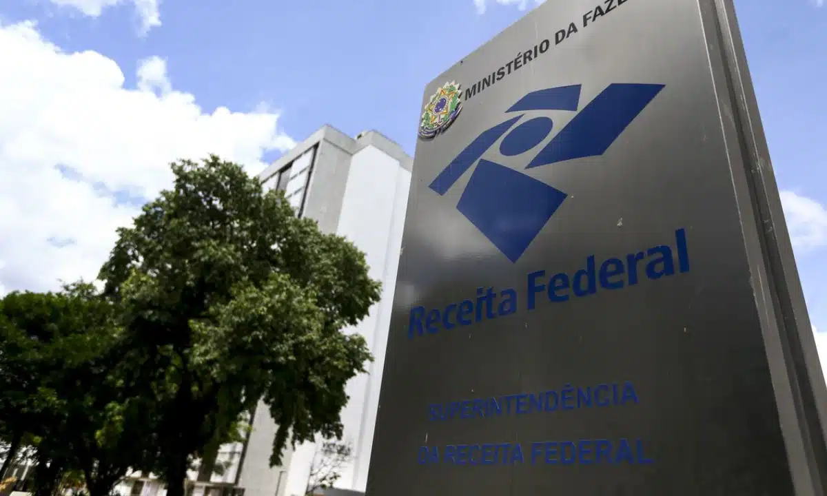 Receita paga hoje lote residual de restituição do Imposto de Renda