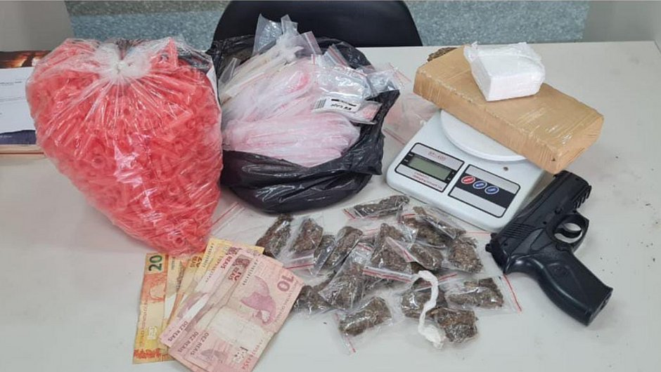 Polícia encontra drogas e simulacro em Lauro de Freitas