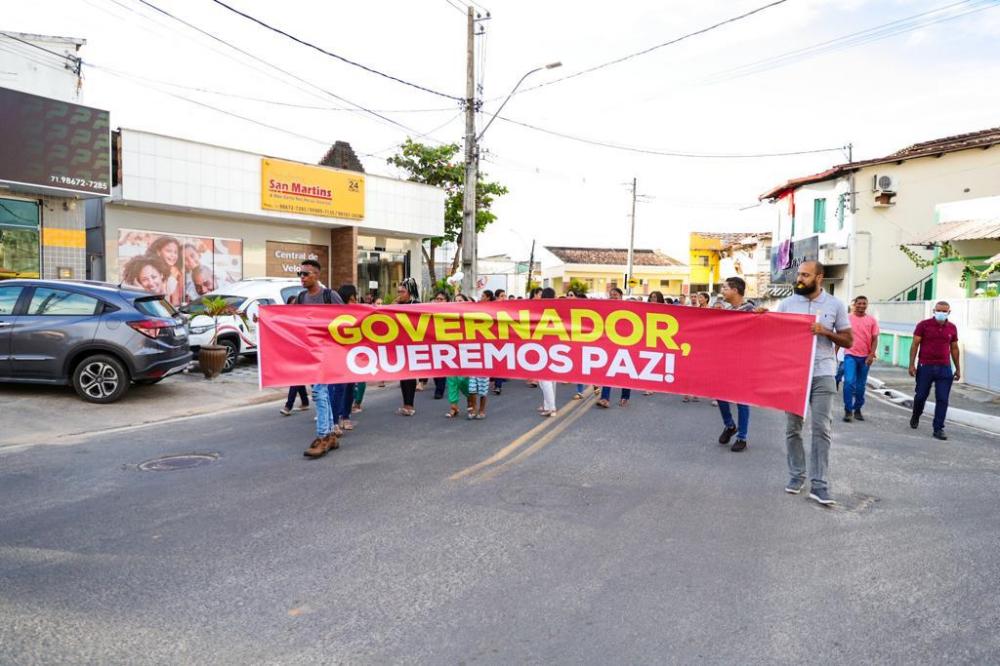 População participa da ‘Caminhada da Paz’ e cobra do governo do Estado investimentos na segurança pública