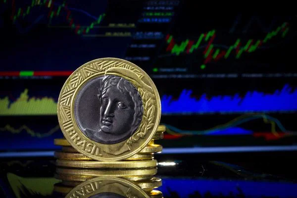 Dólar segue em queda livre e chega a R$ 4,98; Ibovespa recua