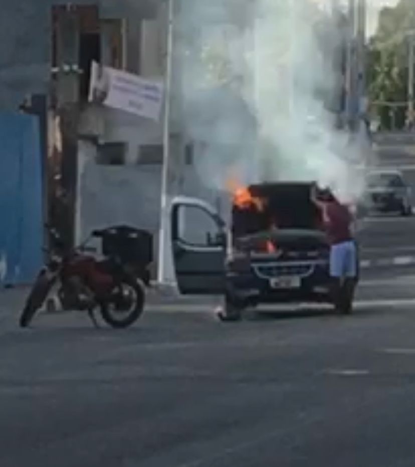 Carro pega fogo parcialmente no Centro de Mata de São João