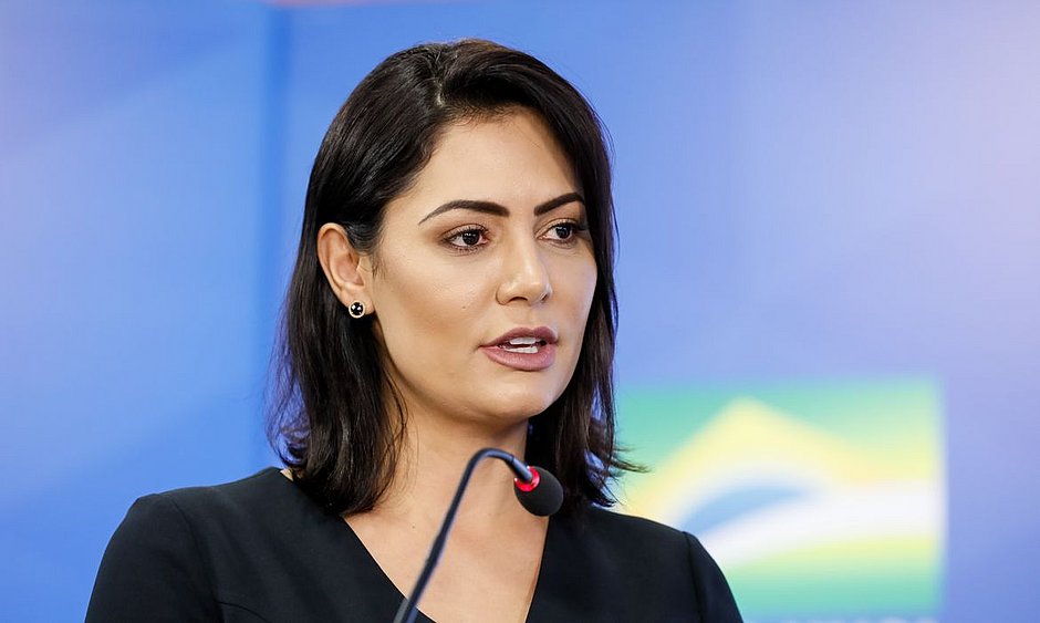 Michelle Bolsonaro se defende de suspeita de 'rachadinha'