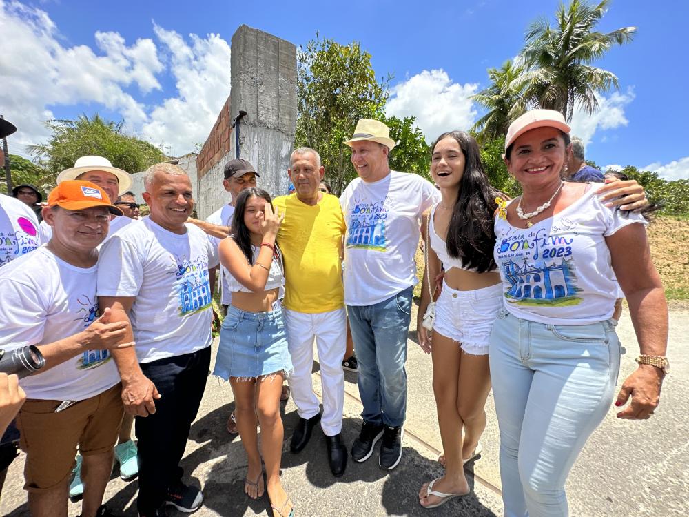 Bogoió abraça João Gualberto e comemora aliança no Cortejo do Bonfim