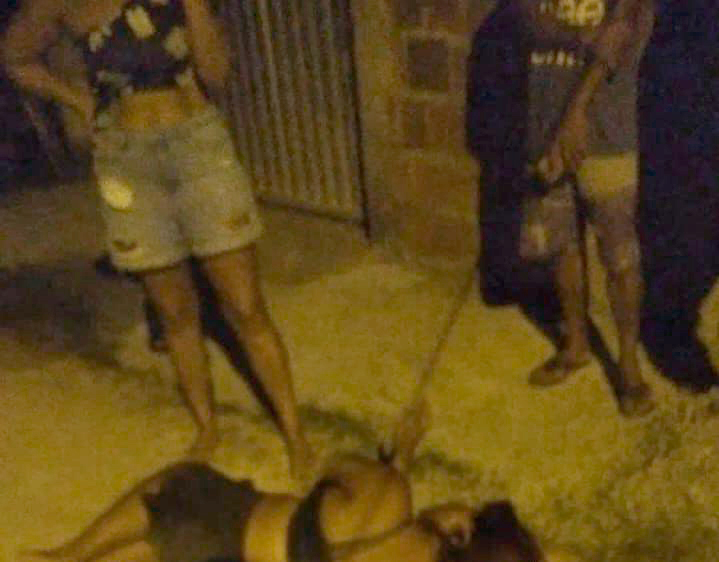 Mulher é socorrida após ser agredida e jogada de carro em Vila Sauípe 