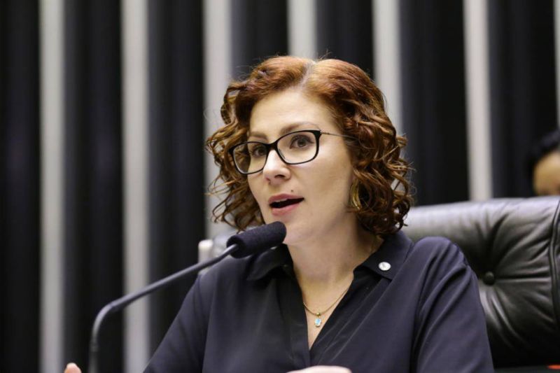 Moraes determina reativação das redes sociais de Carla Zambelli 