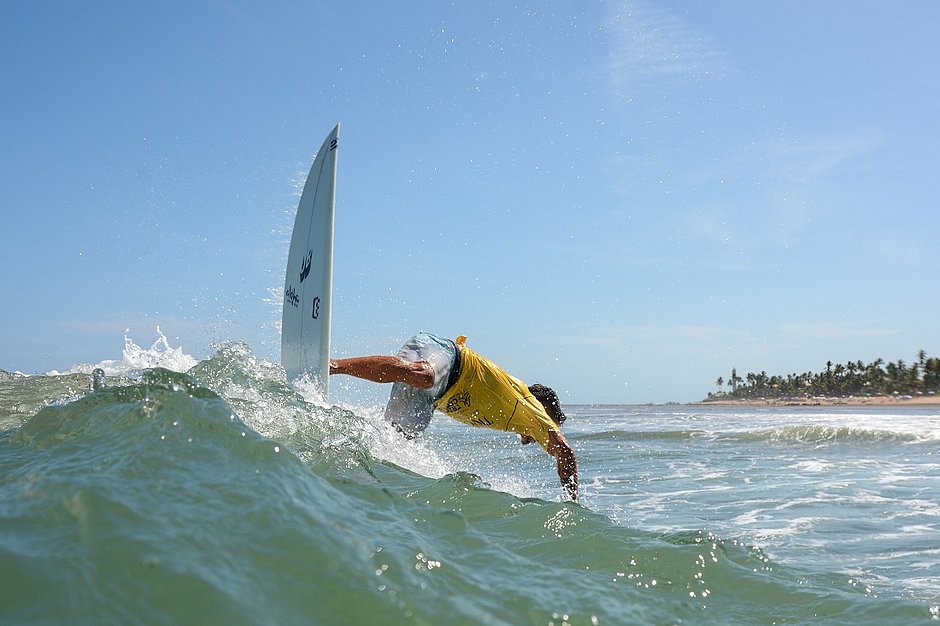 Praia do Forte sedia etapa do Campeonato Baiano de surfe até sábado