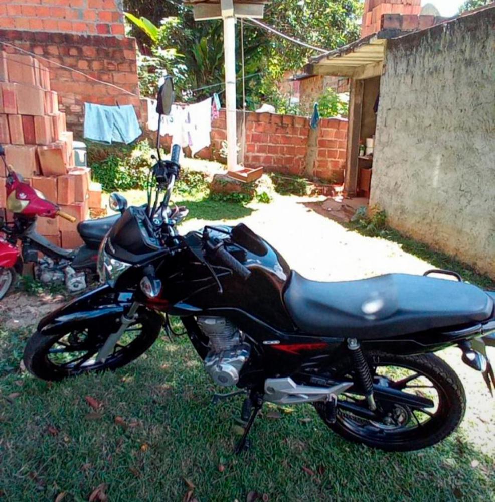 Homem tem motocicleta roubada na passarela de Praia do Forte 