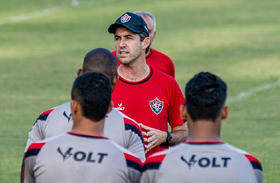 Léo Condé é o 18º técnico do Vitória nos últimos cinco anos; veja lista