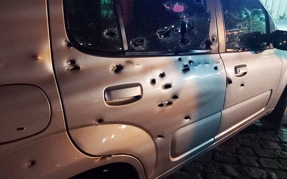 Adolescente morre após carro ser atingido por mais de 50 tiros em Feira de Santana