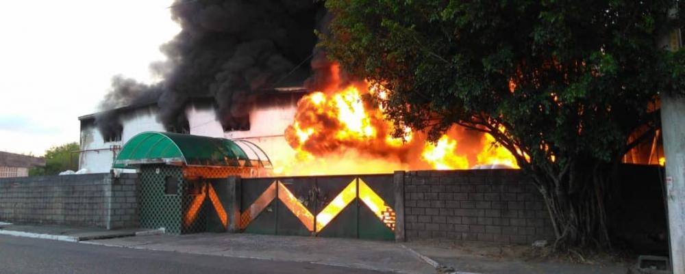 Incêndio atinge fábrica de plástico em Camaçari; bombeiros tentam debelar as chamas