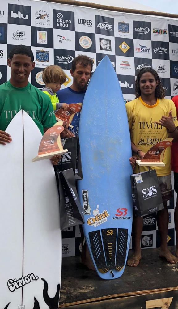 Surfistas Fabrício Bulhões e Gabriel Guerreiro brilham na segunda etapa do Tivoli Triple Crown