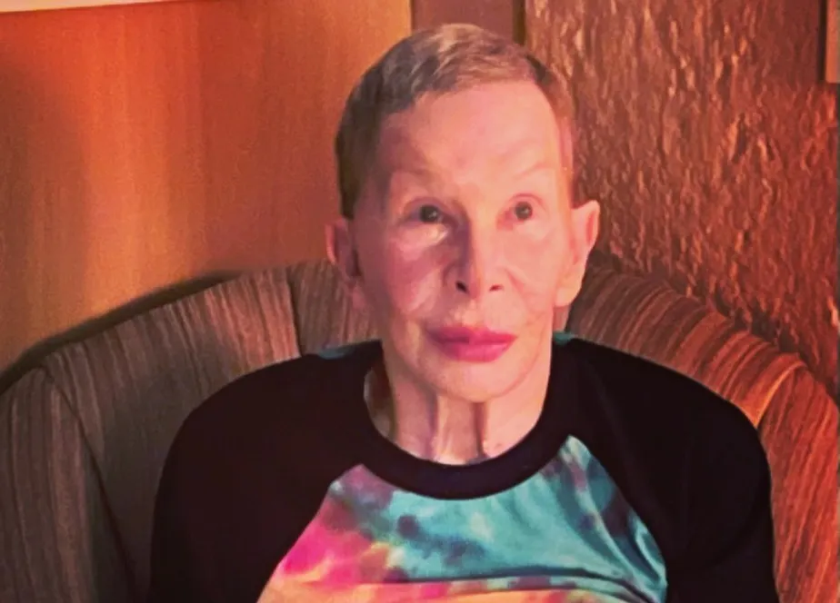 Curada do câncer no pulmão, Rita Lee reaparece em foto divulgada por marido